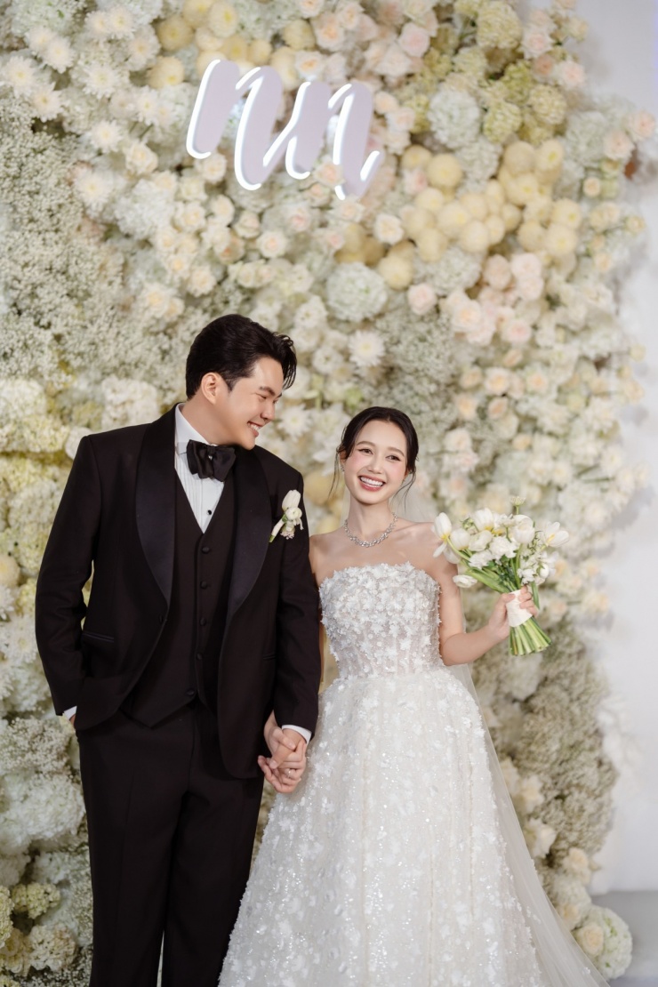 Ở phần lễ chính, Nhung Gumiho chọn mặc chiếc đầm cúp ngực phom ball gown, được phát triển từ hình ảnh một khu vườn nở rộ, biểu tượng của sự viên mãn.