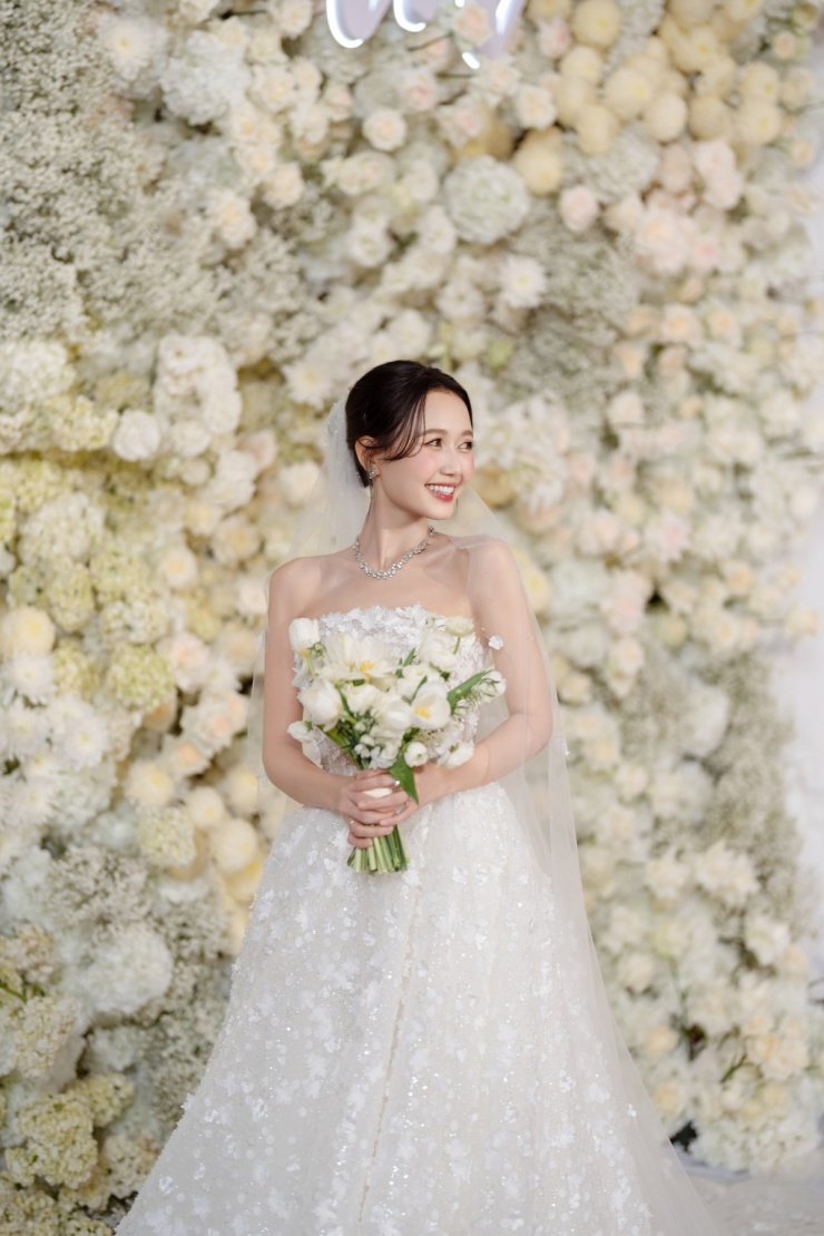 Thiết kế được hoàn thiện trong hơn 420 giờ bởi đội ngũ nghệ nhân chuyên biệt.