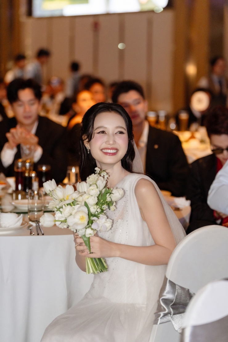 Khi cùng chú rể Andiez biểu diễn màn hát, múa tặng các khách mời dự tiệc, Nhung Gumiho thay chiếc đầm theo tinh thần hiện đại. Phom dáng lệch vai với kỹ thuật draping và xếp nếp thủ công ôm theo chuyển động cơ thể, gợi lên sự thanh thoát tự nhiên.