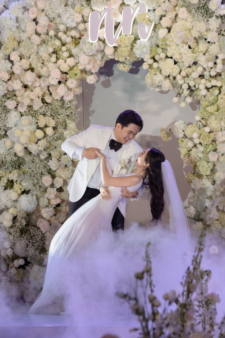 Mẫu đầm được hoàn thiện thủ công trong khoảng 280 giờ.