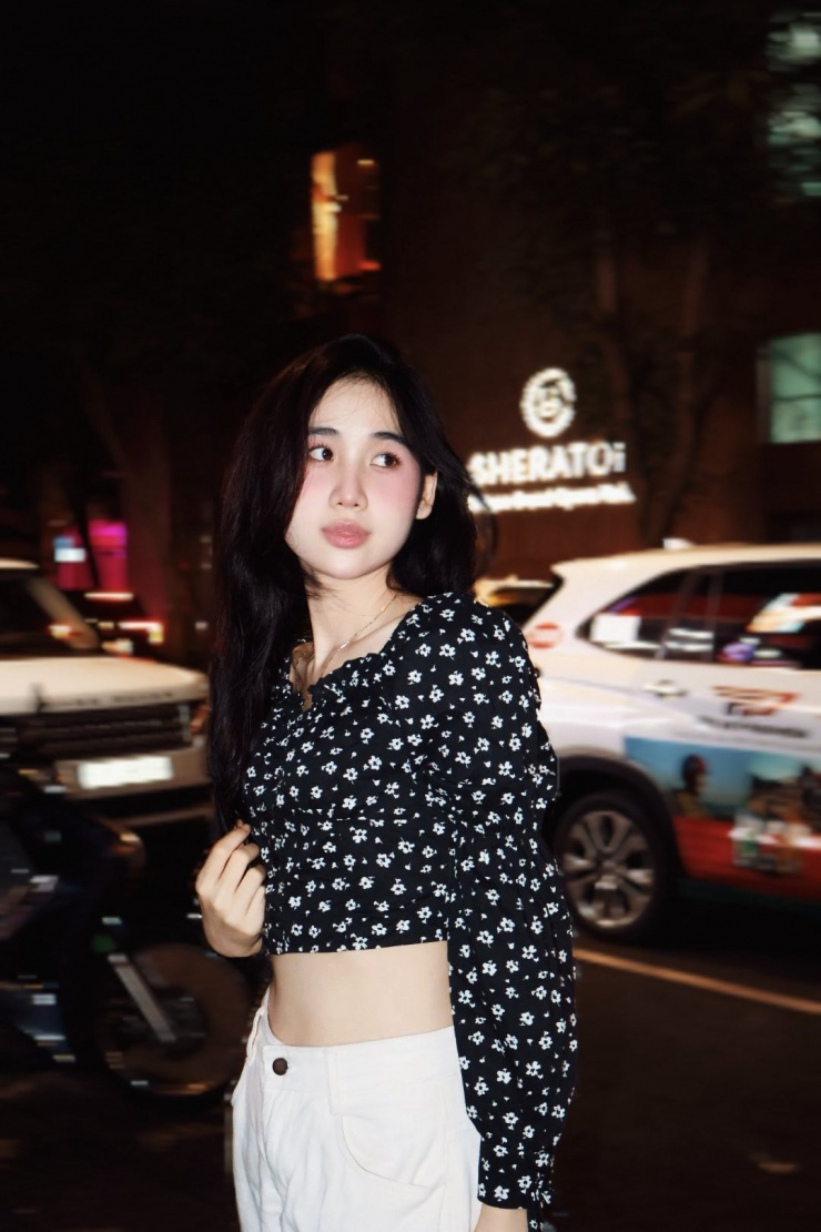 Ở đời thường, á hậu theo đuổi phong cách thời trang tối giản. Người đẹp ưa chuộng các thiết kế như crop top, áo ba lỗ ôm sát, tôn vòng eo thon gọn.