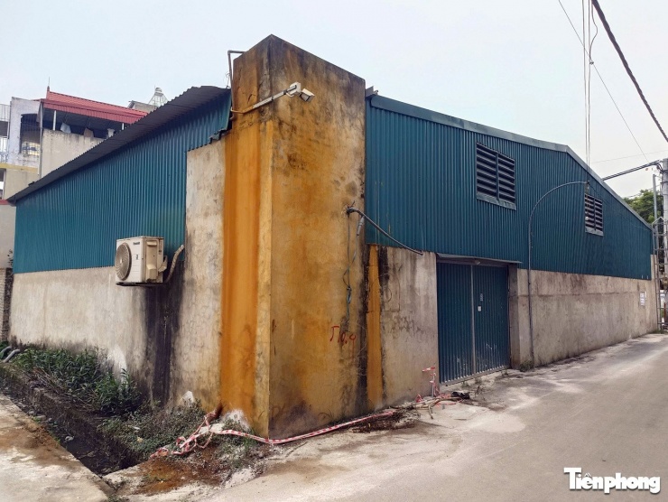 Trụ sở Công ty TNHH thực phẩm Cường Phát có diện tích hơn 100m2, xây tường lửng, quây tôn. Theo tìm hiểu, Nguyễn Văn Thành (SN 1971, trú tại Hồng Vân, Hà Nội) - Giám đốc Công ty TNHH Thực phẩm Cường Phát đăng ký hộ kinh doanh, bán buôn thực phẩm.