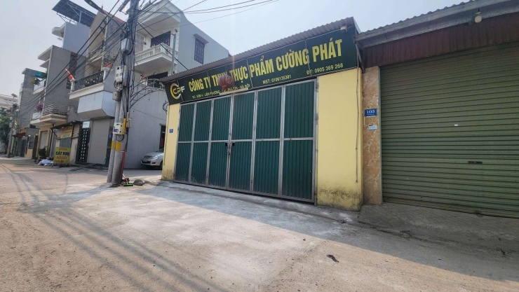 Hình ảnh bên ngoài Công ty thực phẩm Cường Phát cửa đóng then cài được PV. Dân Việt chụp chiều 31/3. Ảnh: Dân Việt.