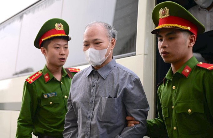 Cựu thứ trưởng Nông nghiệp và Phát triển Nông thôn Hoàng Văn Thắng bị dẫn giải tới tòa sáng 30/3. Ảnh: Danh Lam