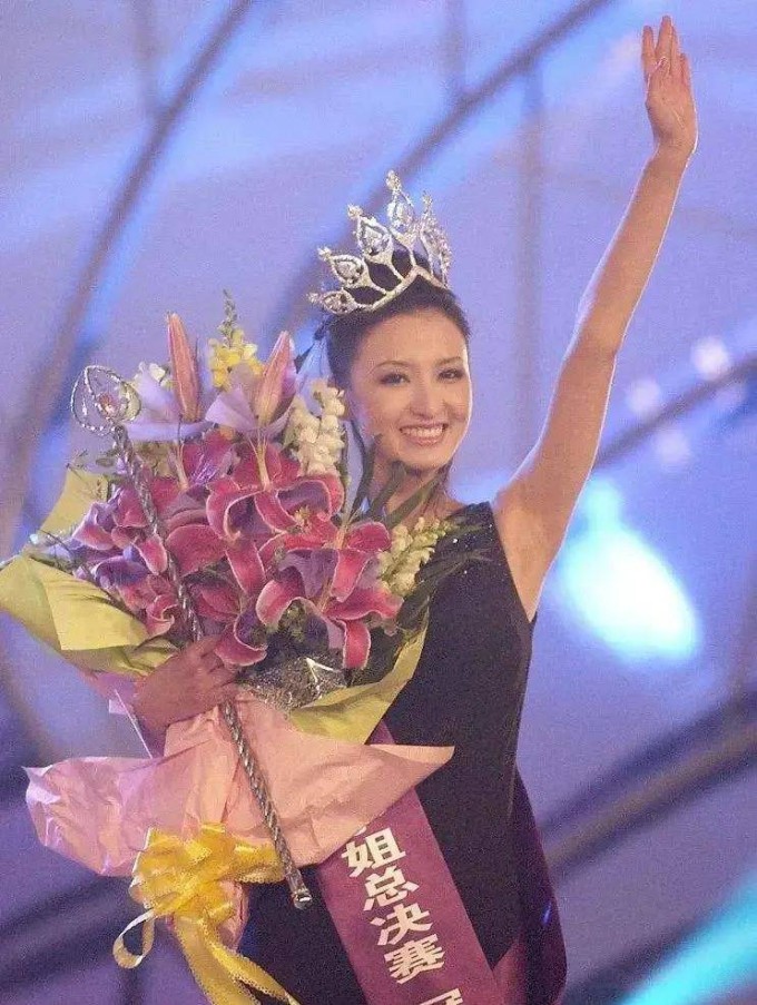 Trương Manh khi đăng quang Hoa hậu Hoàn vũ Trung Quốc năm 2004.