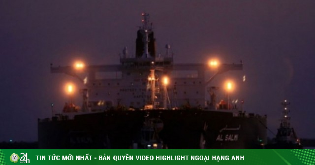 Siêu tàu chở 320.000 tấn dầu thô của Kuwait trúng hỏa lực, bốc cháy