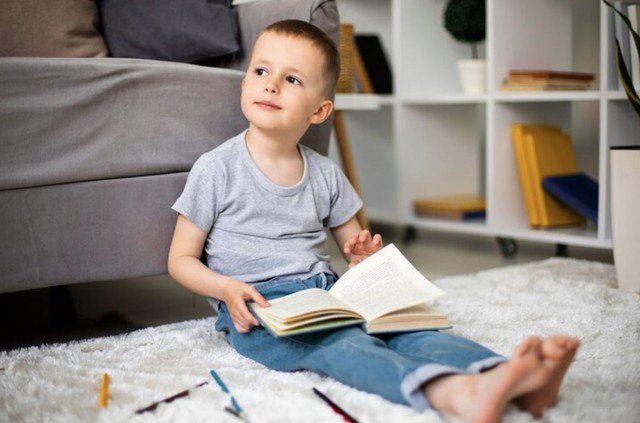Những đứa trẻ đọc sách thường xuyên thường có khả năng diễn đạt tốt hơn. Ảnh minh họa