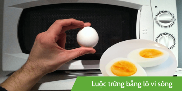 Luộc trứng bằng lò vi sóng đập bỏ vỏ trứng cũng gần giống khi như bạn chần trứng trong nồi trên bếp.