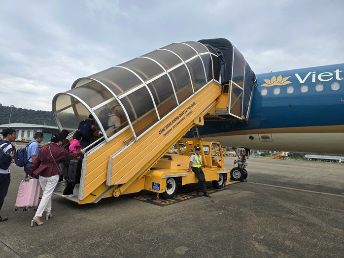 Công an TPHCM khuyến cáo người dân cần lưu ý khi đi máy bay. Ảnh: PHẠM DŨNG