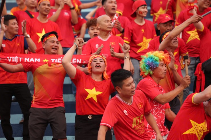 Bình luận trên kênh truyền hình Malaysia Astro Arena, cựu cầu thủ Malaysia, Azmin Azram Abdul Aziz tin rằng lựa chọn Thiên Trường "là một chiêu trò, có chủ ý của Việt Nam" nhằm phát huy tối đa năng lực của Xuân Son