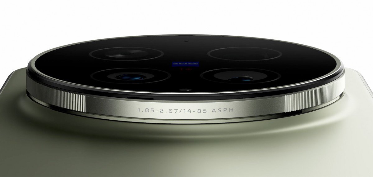Cận cảnh camera sau của Vivo X300 Ultra.
