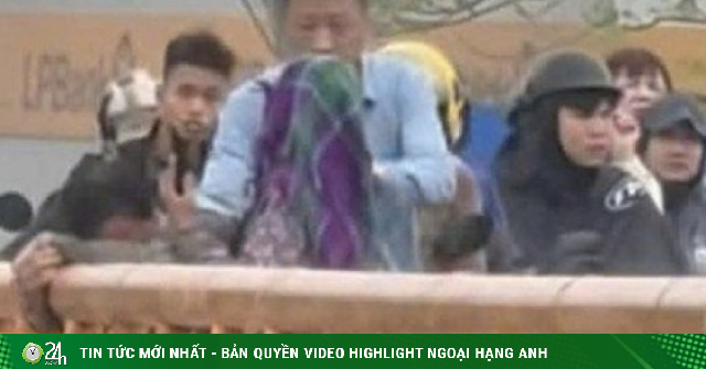 Giây phút nhanh trí của đại úy Công an cứu người trên cầu Sặt