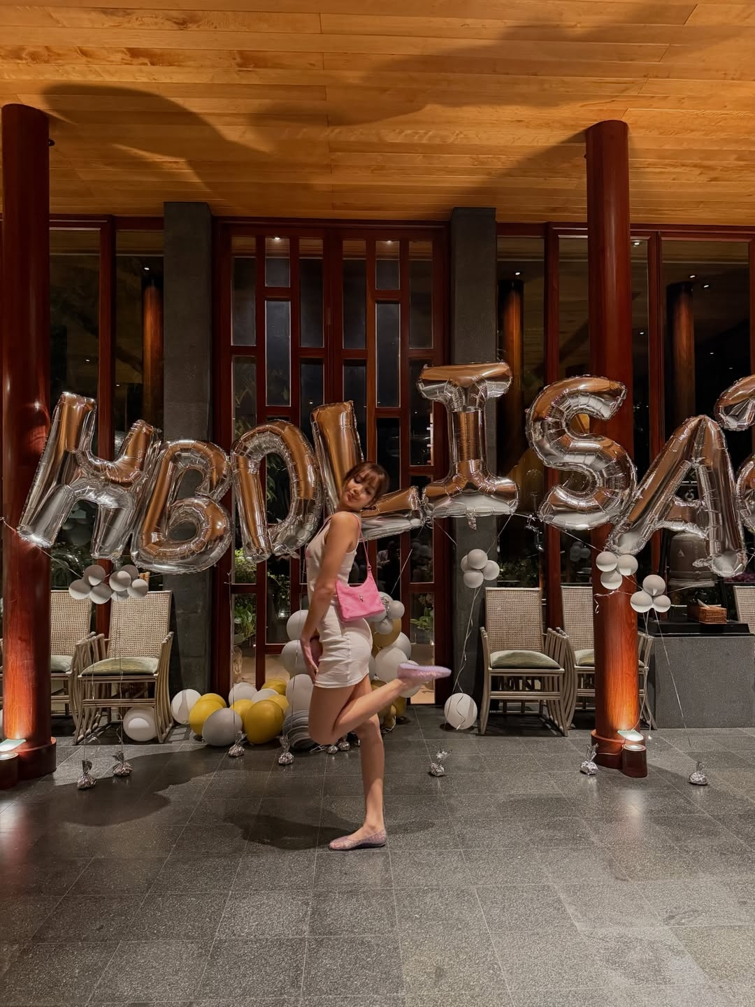 Lisa thả dáng trên biển đón tuổi 29 - 10