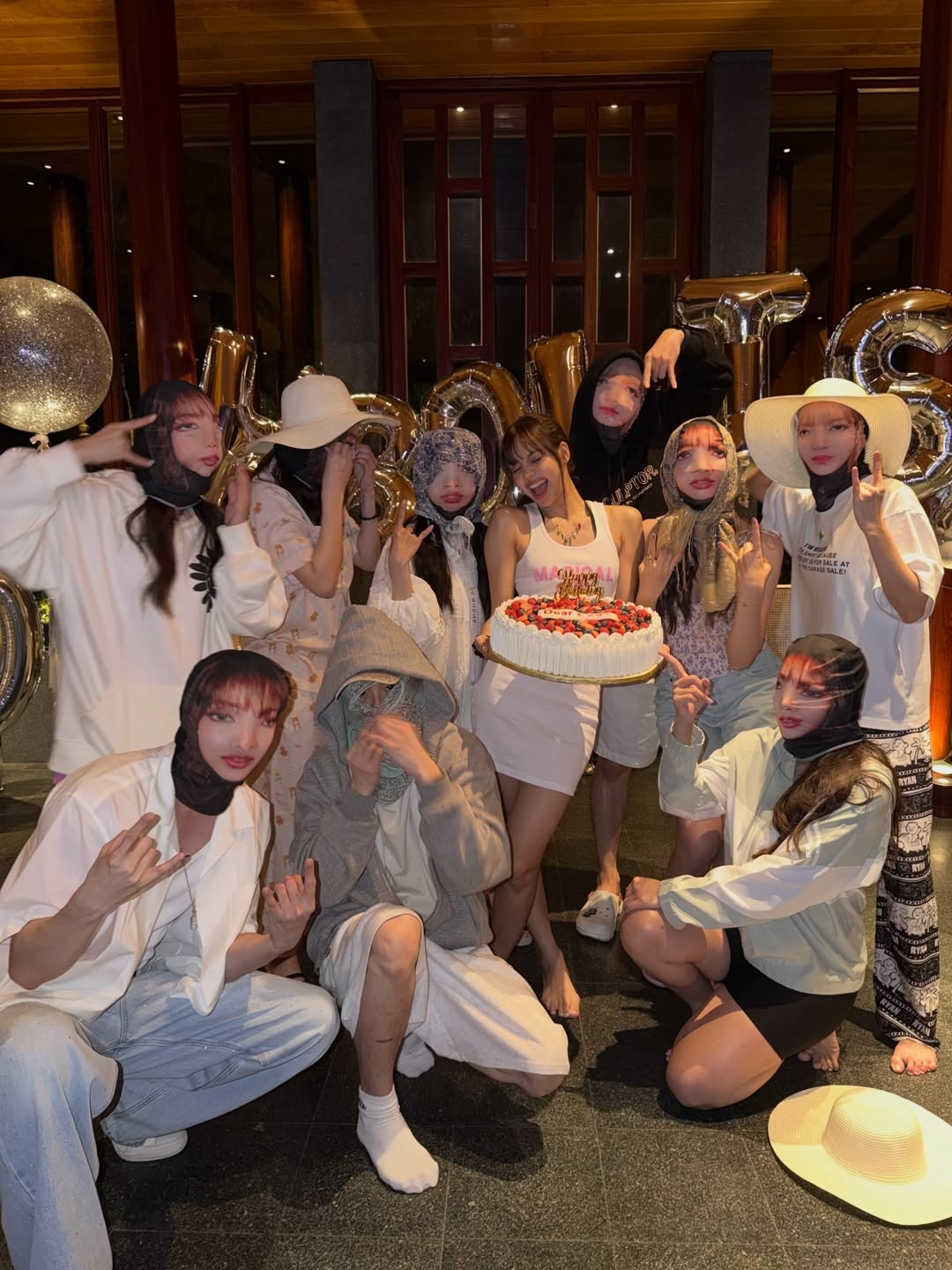 Lisa thả dáng trên biển đón tuổi 29 - 11