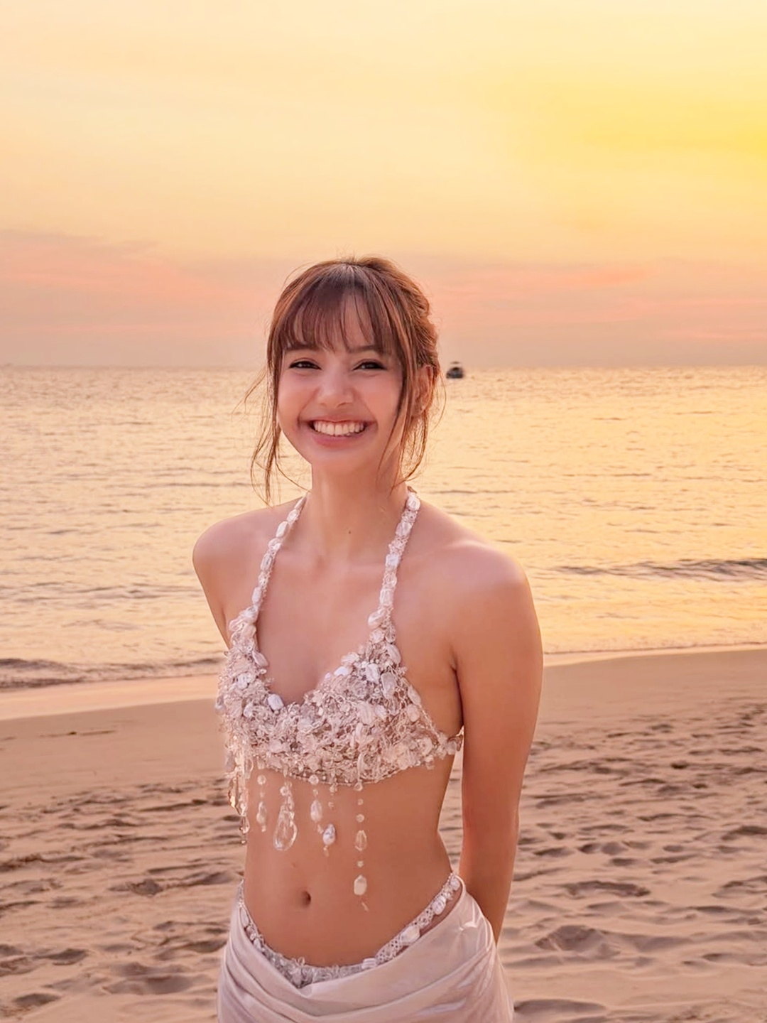 Trên trang cá nhân ngày 30/3, Lisa đăng ảnh tại một vùng biển được cho là ở quê nhà Thái Lan kèm thông điệp: