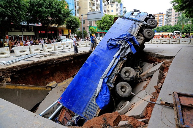 Chiếc xe tải rơi vào một cái hố lớn ở Ngô Châu, khu tự trị dân tộc Choang Quảng Tây, Trung Quốc vào ngày 14.8.2014.