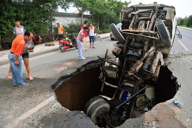 Một chiếc xe chở dầu bị sụt hố ở Tây An, Trung Quốc vào ngày 27.7.2013.&nbsp;