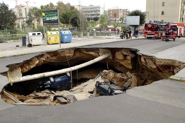 Nhiều chiếc xe bị cái hố lớn ở Gallipoli, Italy &#39;nuốt chửng&#39; vào ngày 30.3.2007.&nbsp;