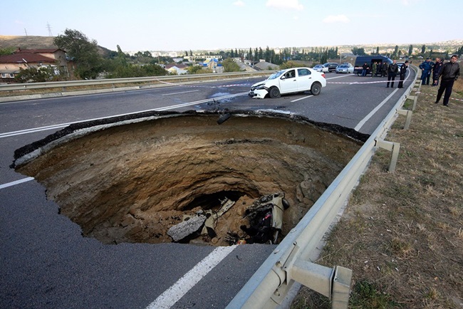 Chiếc xe nằm gọn trong cái hố lớn ở Simferopol, Crimea vào ngày 28.12.2014.&nbsp;