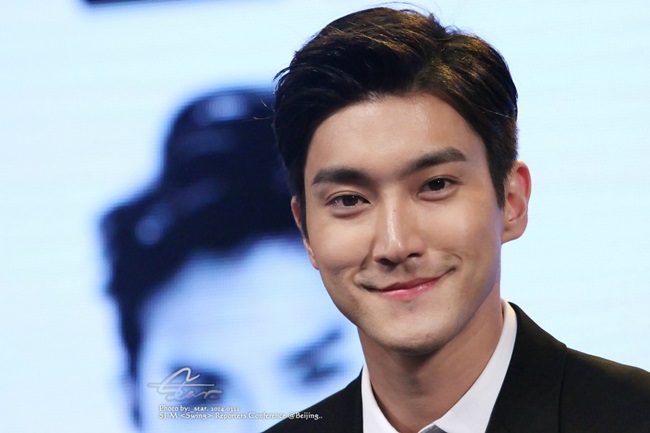 Ngày 7.4, Choi Siwon &#40;Super Junior&#41; cũng sẽ tròn 29 tuổi như Eunhyuk. Không chỉ giàu có và tài năng, Choi Si Won còn nổi tiếng bởi vẻ đẹp đầy nam tính. Sở hữu chiều cao và thân hình lý tường cùng khuôn mặt nam tính, Choi Si Won luôn là thỏi nam châm hút fan K-pop. Anh là thành viên có nhiều fan nhất trong nhóm nhạc Super Junior.