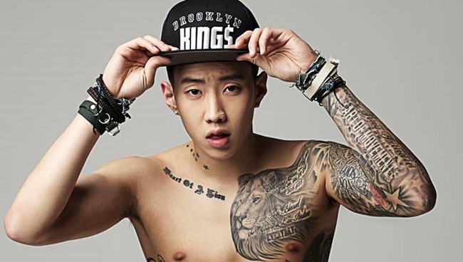 Jay Park thì chào tuổi 28 trong ngày 25.4. Jay Park là biểu tượng của một ngôi sao thần tượng trẻ đáng được học hỏi và ngưỡng mộ. Từng được JYP lăng xê, làm trưởng nhóm của 2PM rồi vướng scandal và gục ngã. Không bỏ cuộc, Jay nỗ lực từng ngày và bằng tài năng thật sự trở lại con đường nghệ thuật đã chọn và thực hiện ước mơ của mình.