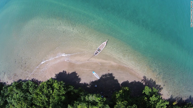 Đảo Koh Kah, Thái Lan. Đây là một hòn đảo nhỏ hoang vắng, không có người ở, là một điểm đến tuyệt vời cho du khách vì còn khá hoang sơ, có những bãi cát trắng mịn màng tuyệt đẹp. Du khách có thể đi bộ, leo núi khám phá thiên nhiên hoang sơ hay đắm mình trong làn nước xanh trong vắt của biển.