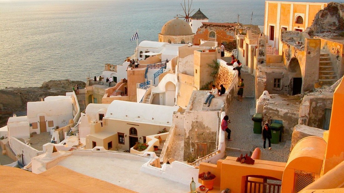 Đảo Santorini ở Hy Lạp. Khung cảnh tuyệt đẹp, những ngôi làng cổ kính, những bãi biển tuyệt vời và cảnh hoàng hôn đẹp tuyệt mỹ là điểm cộng hút khách của đảo Santorini.