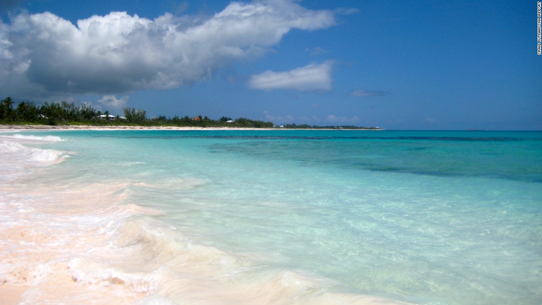 Đảo Eleuthera ở Bahamas. Eleuthera là một trong số những hòn đảo thuộc quần đảo du lịch nghỉ dưỡng nổi tiếng Bahamas, du khách có thể cùng một lúc chiêm ngưỡng màu nước xanh lam nhạt trong veo của biển Caribe và màu xanh sẫm, thăm thẳm của nước biển Đại Tây Dương.