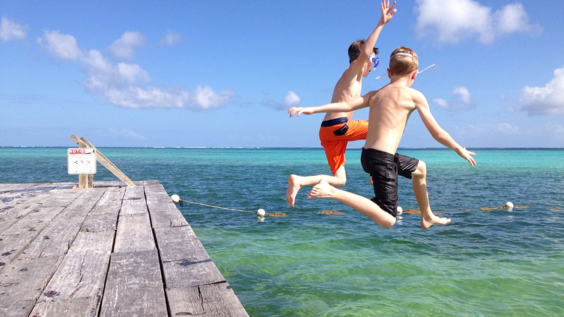 Đảo Ambergris Caye, thuộc quần đảo Belize Cayes, đất nước Belize nằm ở Trung Mỹ. Hòn đảo Ambergris Caye được coi như một thiên đường nghỉ dưỡng, với những bãi cát dài tuyệt đẹp, nhiều khách sạn, resort sang trọng. Đảo Ambergris còn có một làng chài, nơi thể hiện rõ nét nhất bản sắc, truyền thống của người dân địa phương.