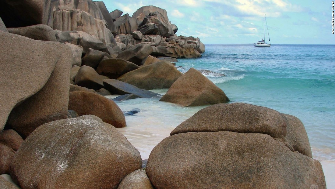 Đảo La Digue ở Seychelles. Những bãi biển trong xanh bất tận, những bờ cát trắng mịn trải dài, cùng với những gờ đá granit tuyệt đẹp khiến đảo La Digue luôn là sự lựa chọn hoàn hảo cho du khách từ khắp nơi.