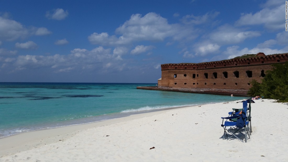 Quần đảo Dry Tortugas, Florida, Mỹ. Nơi đây hấp dẫn du khách với cảnh sắc thiên nhiên tuyệt vời, những dòng nước biển xanh mượt mà, trong lắng cùng thế giới động vật sinh động.