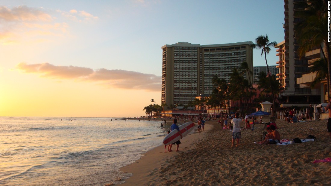 Đảo Oahu ở Hawaii. Đảo Oahu là đảo lớn hạng ba trong số những đảo ở Hawaii, nhưng lại là đảo đông dân nhất. Nơi đây có nhiều địa danh nổi tiếng như bãi biển Waikiki, hải cảng Pearl Harbor, ngọn núi Diamond Head, vịnh Haunoma Bay, vịnh Kailua và bãi biển North Shore.