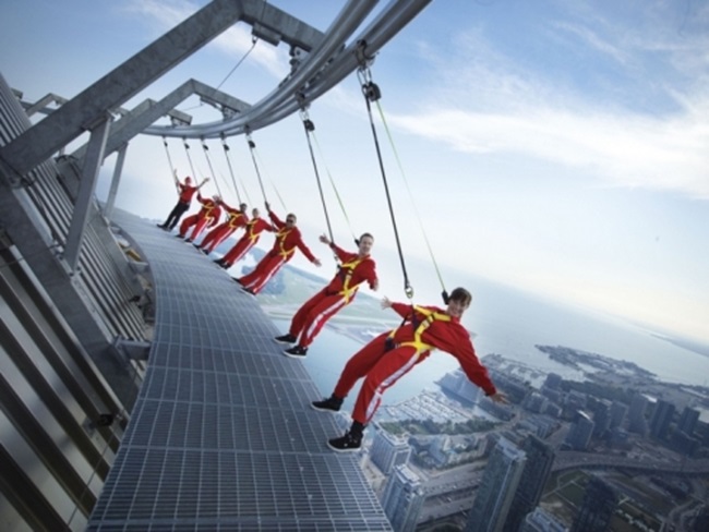 Chụp ảnh &#34;mạo hiểm&#34; ở Edgewalk, Toronto.