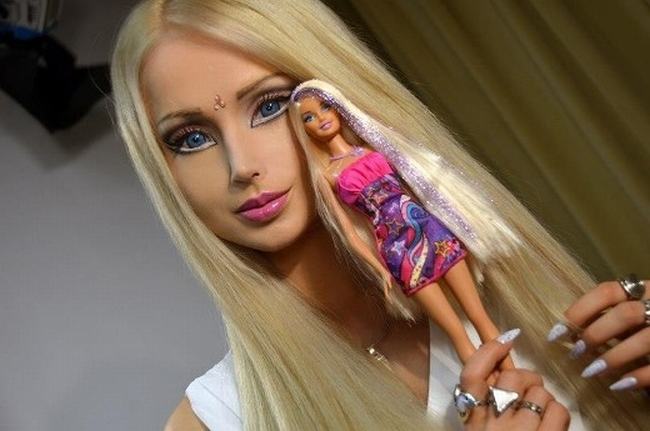 Cô gái trẻ 27 tuổi Valeria Lukyanova đã trở nên vô cùng nổi tiếng vì cố gắng &#34;biến hình&#34; thành cô nàng búp bê Barbie sang chảnh.