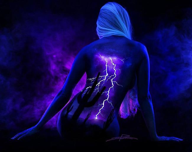 John Poppleton là một họa sĩ đến từ&nbsp;California, Mỹ. Ông đặc biệt yêu thích vẻ đẹp cơ thể của người phụ nữ. Bằng tài năng của mình John đã kết hợp chúng với những cảnh tượng thiên nhiên hùng vĩ để tạo ra những bức ảnh ấn tượng nhất.