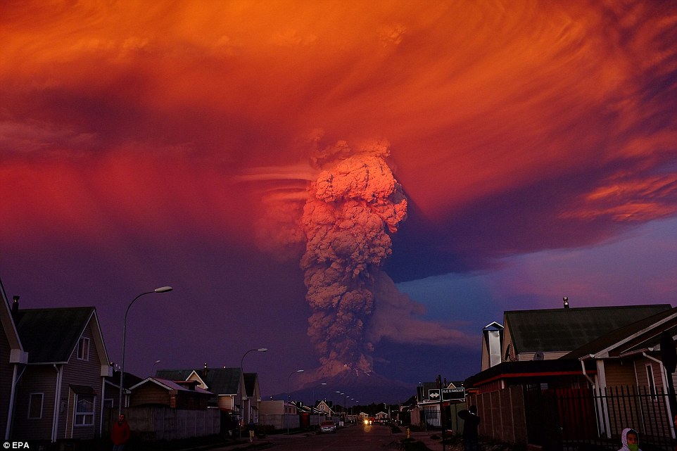 Núi lửa Calbuco phun trào dữ dội, nhuộm đỏ bầu trời miền Nam Chile