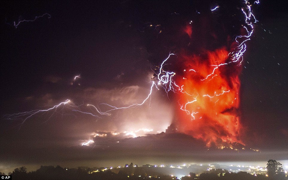 Núi lửa Calbuco phun trào tạo ra sét.