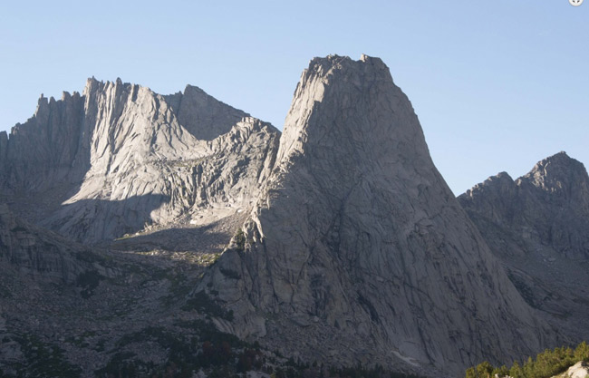 Quang cảnh của đỉnh núi Pingora Peak nơi diễn ra hôn lễ.