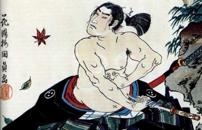 Trong phim ảnh , các Samurai thất trận thường chọn cách tự sát bằng mổ bụng. Nhìn qua thì rất kinh hãi nhưng ít ai biết được rằng, mổ bụng cũng là nghi lễ trang trọng nhằm bảo toàn danh dự cho Samurai. Nghi lễ tự sát, được gọi là “hara-kiri” hay Seppuku , bắt đầu với việc Samurai sẽ đi tắm để cơ thể được thanh tịnh, sạch sẽ. Họ sau đó mặc một chiếc áo choàng trắng và ăn bữa ăn yêu thích của mình.&nbsp;