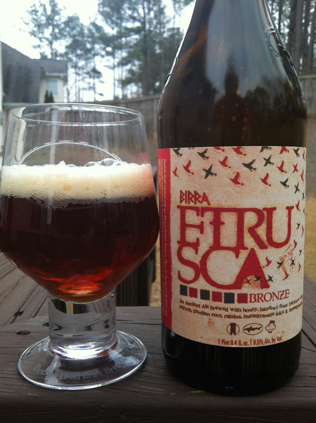 Birra Etrusca Bronze được làm từ lúa mì gia truyền của Ý, bột hazelnut, lựu, nho khô, mật ong hạt dẻ Ý, rễ cây khổ sâm và nhựa cây. Bia được chế tạo bởi các chuyên gia hàng đầu thế giới về đồ uống lên men cổ.