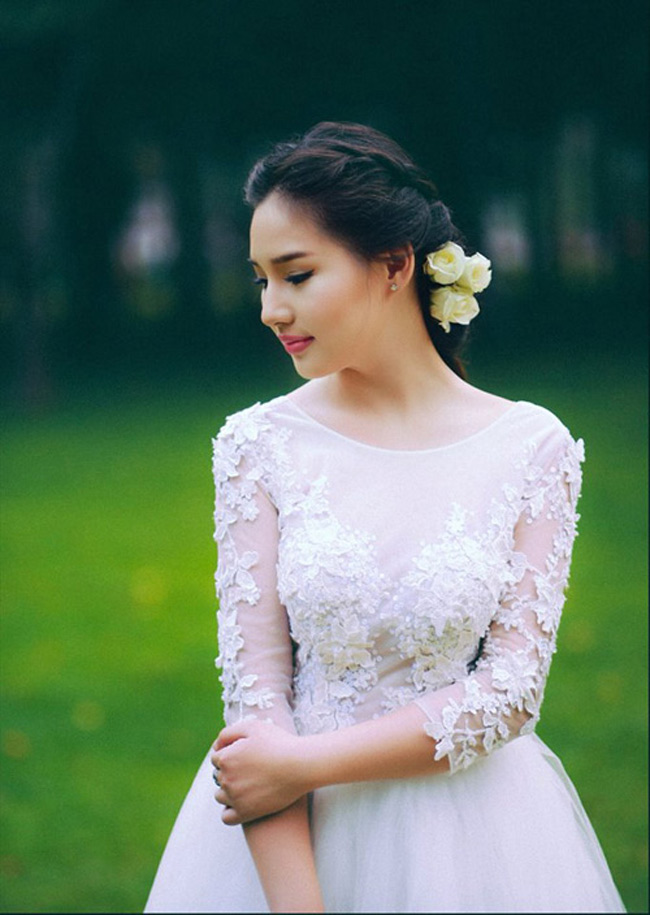 Kiều Oanh tuy không hoạt động trong showbiz như chồng nhưng cô sở hữu vẻ đẹp như một hotgirl.