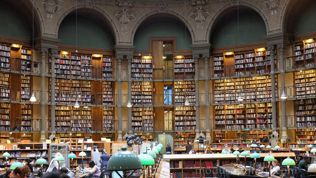 Thư viện quốc gia Bibliotheque, Paris, Pháp trông như một lâu đài tri thức.