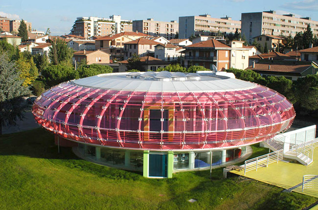 Thư viện màu hồng Biblioteca Sandro Penna ở Perugia, Italia trông giống như một chiếc phi thuyền của người ngoài hành tinh. Đây là thư viện công cộng được đặt tên theo nhà thơ Sandro Penna.