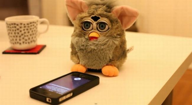 Furby được coi là một trong những chú robot đầu tiên được người dùng tương tác hàng ngày một cách rộng rãi. Theo đó, chú là một món đồ chơi rất được yêu thích với trẻ em phương Tây trong năm 1998. Ước tính, đã có khoảng 40 triệu robot Furby được bán ra từ năm 1998 tới năm 2001.