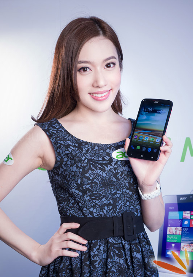 Ngắm chân dài duyên dáng bên smartphone - 3