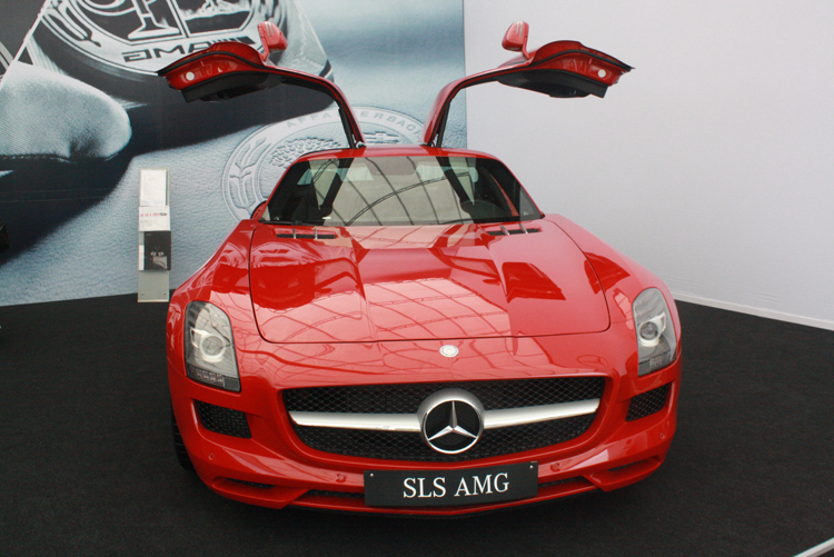 Mercedes SLS AMG là mẫu siêu xe có thiết kế cửa mở kiểu cánh chim độc đáo - kế tục của huyền thoại một thời 300SL Gullwing.&nbsp;
