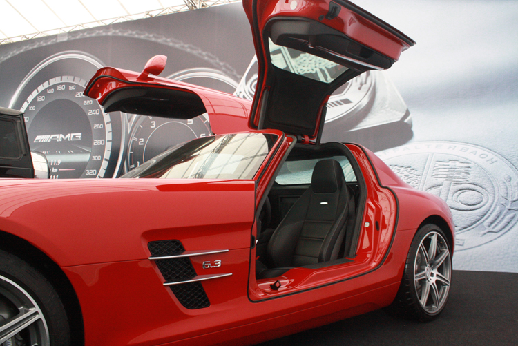 Cận cảnh siêu xe "cửa cánh chim" Mercedes SLS AMG - 18