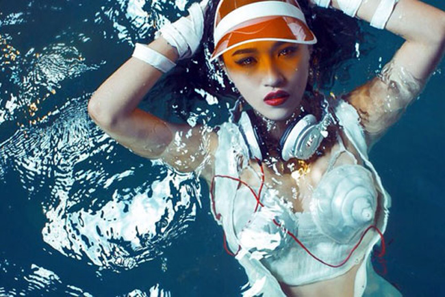 Không chỉ có tài năng âm nhạc, DJ Tít còn sở hữu thân hình nóng bỏng và khuôn mặt xinh như hot girl