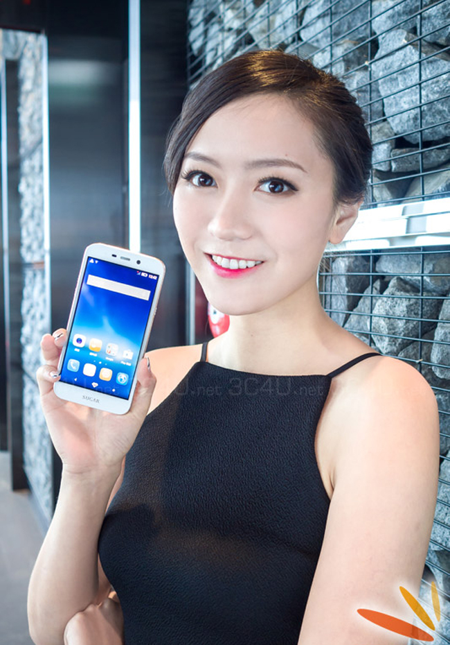 Bên chiếc smartphone lạ lẫm