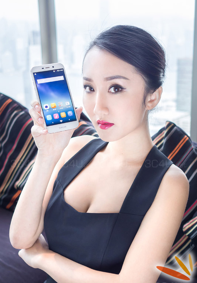 Những chân dài nóng bỏng cùng smartphone - 5